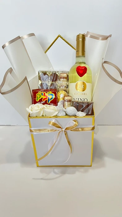 מארז יין ושוקולדים יוקרתי זהב