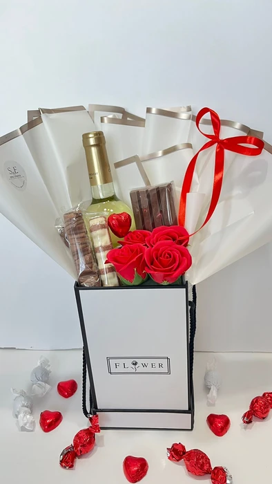 מארז יין ושוקולדים יוקרתי אדום